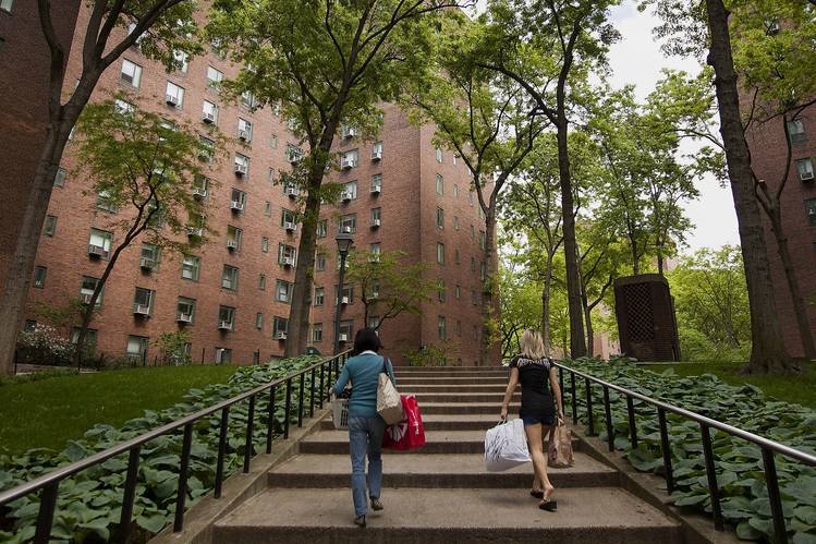 Stuyvesant Town-Peter Cooper Village, Manhattan's largest apartment complex, has signed an agreement to display Rentlogic’s landlord grade in its leasing office.